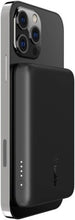 Charger l&#39;image dans la galerie, Belkin Batterie externe sans fil magnétique 2500mAh, chargeur portable compatible avec MagSafe pour iPhone 14, 13, 12, charge rapide petite capacité compact mini 2K, câble USB-C/USB-C inclus, Noir